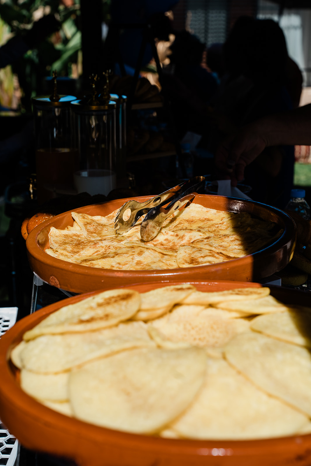Pyramide d'agrumes frais pour le service de jus pressé en extérieur